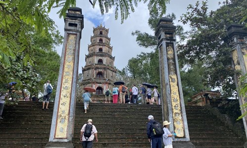 Okruh Vietnamem za přírodními krásami i památkami Unesco - Hue - pagoda Nebeské paní