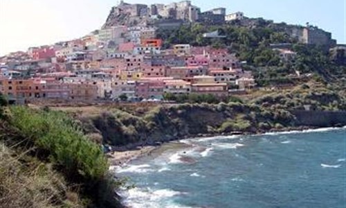 Sardinie, rajský ostrov v tyrkysovém moři - letecky - Itálie, Sardinie, Castelsardo