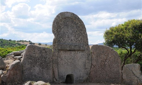 Sardinie, rajský ostrov v tyrkysovém moři - letecky - Sardinie - hrobka obrů Coddu Vecchio