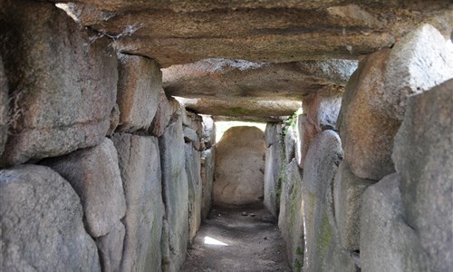 Sardinie, rajský ostrov v tyrkysovém moři - autobusem - Sardinie - dolmen v Coddu Vecchio