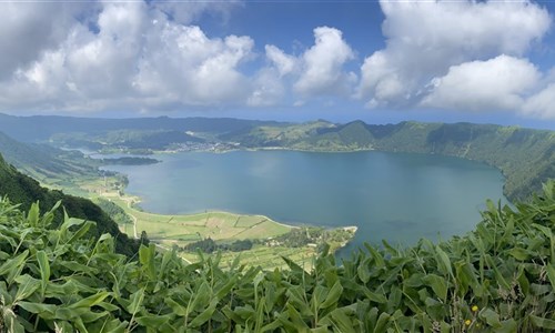 Azorské ostrovy - São Miguel a Flores – pěší turistika v květinovém ráji - Pohled do kaldeiry Sete Cidades