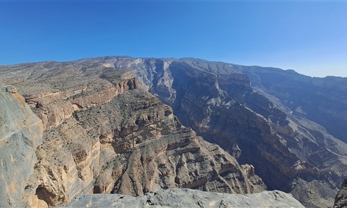 Omán – země kadidla, pouští, hor a kaňonů - Wádí Nakhur (ománský grand canyon) s nejvyšší horou v pozadí