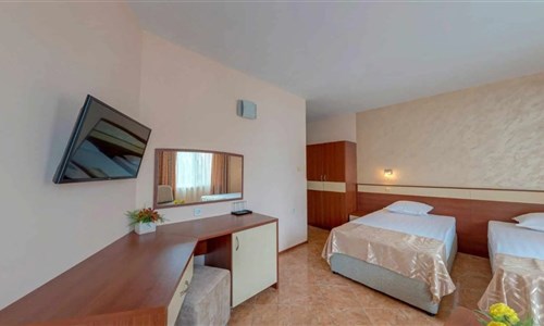 Hotel Sunny Flower*** - Hotel Sunny Flower-dvolůžkový pokoj pohled ke stolu s TV