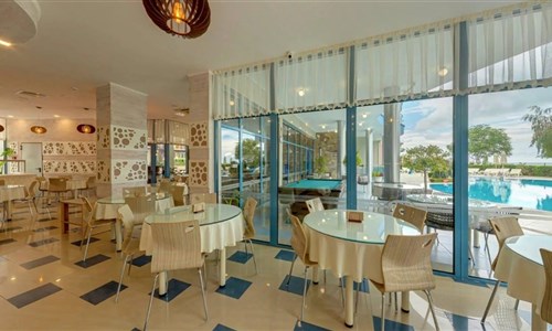 Hotel Sunny Flower*** - restaurace v hotelu Blue Bay