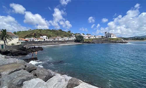 Azorské ostrovy - São Miguel a Terceira - pěší turistika - pláž Sao Roque, Sao Miguel