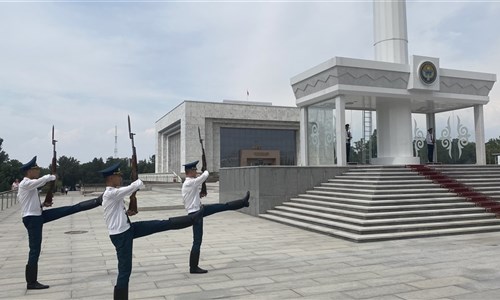 Kyrgyzstán - rajská příroda jezer a hor - Bishkek - náměstí Ala Too