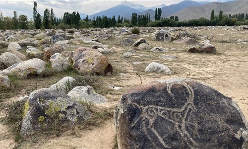 Kyrgyzstán - rajská příroda jezer a hor - Cholpon-Ata petroglyfy
