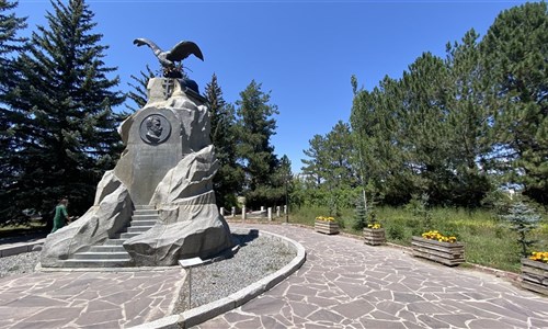 Kyrgyzstán - rajská příroda jezer a hor - Karakol - památník N.M.Převalského