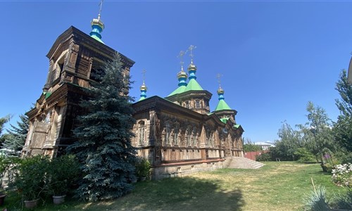 Kyrgyzstán - rajská příroda jezer a hor - Karakol - pravoslavný kostel sv. Trojice