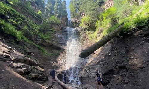 Kyrgyzstán - rajská příroda jezer a hor - Djety-Ogu, vodopád