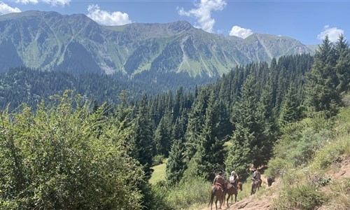 Kyrgyzstán - rajská příroda jezer a hor - Pohled do údolí Djety-Ogu