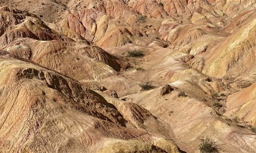Kyrgyzstán - rajská příroda jezer a hor - Duhové kopce v údolí Skazka