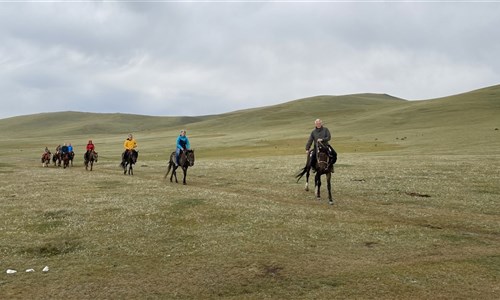 Kyrgyzstán - rajská příroda jezer a hor - Projížďka na koních u jezera Son-Kul