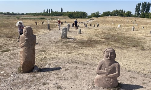 Kyrgyzstán - rajská příroda jezer a hor - Náhrobní kameny u věže Burana