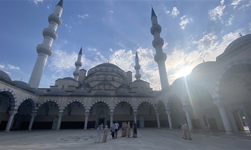 Kyrgyzstán - rajská příroda jezer a hor - Bishkek - Velká mešita