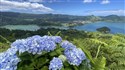 Vyhlídka králů na Modré a Zelené jezero v caldeiře Sete Cidades
