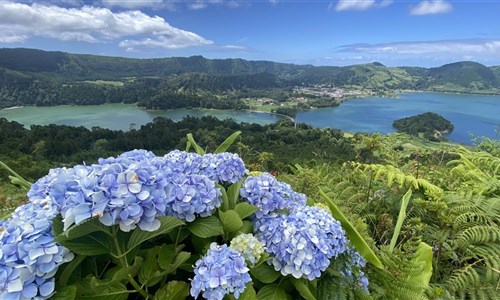 Azorské ostrovy - São Miguel – pěší turistika v zeleném ráji - Vyhlídka králů na Modré a Zelené jezero v caldeiře Sete Cidades