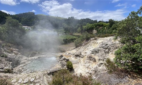 Azorské ostrovy - São Miguel – pěší turistika v zeleném ráji - Sopečné vývěry ve městě Furnas