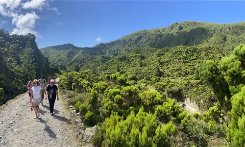 Azorské ostrovy - São Miguel – pěší turistika v zeleném ráji - Na túře k jezeru Logo do Fogo
