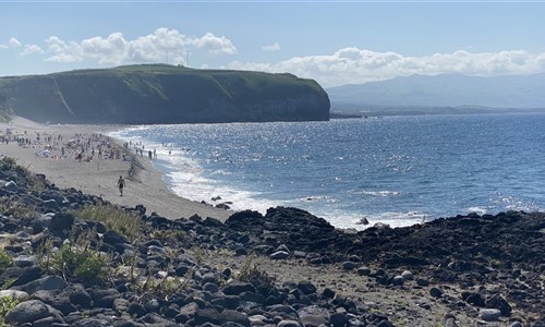 Azorské ostrovy - São Miguel – pěší turistika v zeleném ráji - Pláž Santa Barbara u městečka Ribeira Grande