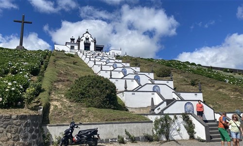 Azorské ostrovy - São Miguel – pěší turistika v zeleném ráji - Kostel Nossa Senhora da Paz