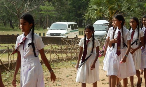 Aktivní Srí Lanka - pro radost duše i těla - Polonnaruwa - místní školačky