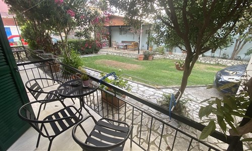 Penzion Anko - Balkon pokoje a zahrádka s venkovním posezením