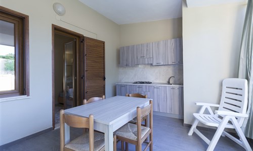 Hotel Villaggio Santa Maria*** - terasa s posezením a kuch. koutem