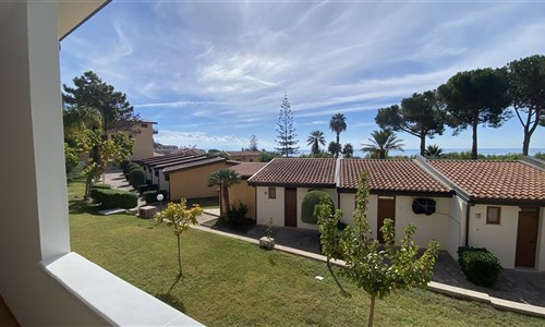 Hotel Villaggio Santa Maria*** - výhled z terasy a apartmány Mono