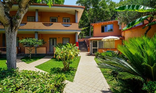 Hotel Villaggio Old River*** - hotelové budovy v zahradě