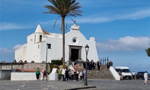 Neapolský záliv a Ischie letecky - Ischie, Forio, kaple