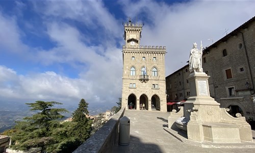 Perly střední Itálie - letecky za památkami, gastronomií i plážemi - San Marino - Palazzo Publico