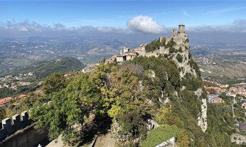 Perly střední Itálie - letecky za památkami, gastronomií i plážemi - San Marino - vyhlídka z věže
