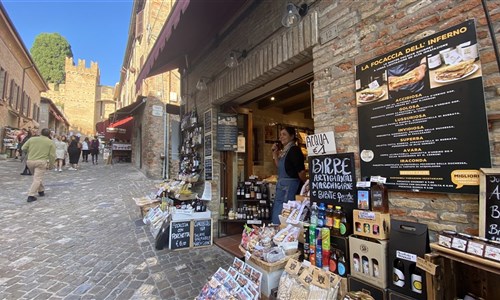 Perly střední Itálie - letecky za památkami, gastronomií i plážemi - Gradara