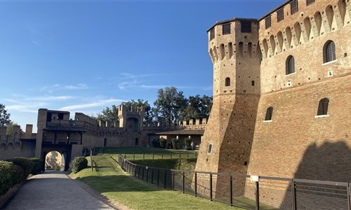Perly střední Itálie - letecky za památkami, gastronomií i plážemi - Gradara - hrad