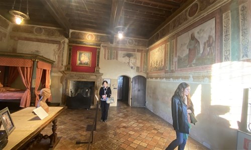 Perly střední Itálie - letecky za památkami, gastronomií i plážemi - Gradara - interiér hradu