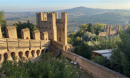 Perly střední Itálie - letecky za památkami, gastronomií i plážemi - Gradara - hradby