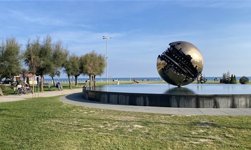 Perly střední Itálie - letecky za památkami, gastronomií i plážemi - Pesaro - pobřežní promenáda