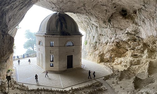 Perly střední Itálie - letecky za památkami, gastronomií i plážemi - Frasassi - chrám Tempio del Valadier