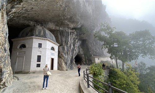 Perly střední Itálie - letecky za památkami, gastronomií i plážemi - Frasassi - chrám Tempio del Valadier