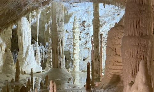 Perly střední Itálie - letecky za památkami, gastronomií i plážemi - Jeskyně Frasassi