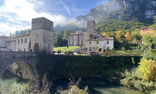 Perly střední Itálie - letecky za památkami, gastronomií i plážemi - Frasassi
