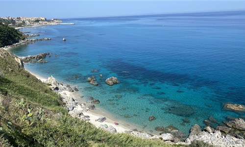 Hotel Poggio di Tropea*** - Pláže pod hotelem a pohled na město Tropea