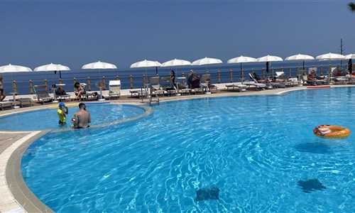 Hotel Poggio di Tropea*** - Hotelový bazén s výhledem na moře