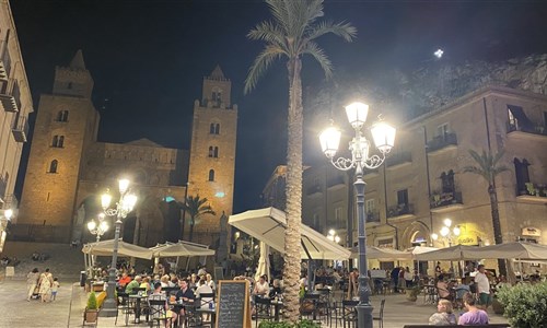 To nejlepší ze Sicílie - letecky - Cefalu - večerní posezení před katedrálou