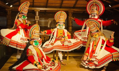 Jižní Indie - hinduistické klenoty a pohoda pláží - tanečníci Kathakali