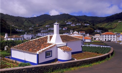 Azorské ostrovy - São Miguel – pěší turistika v zeleném ráji - Santa Maria, tradiční dům