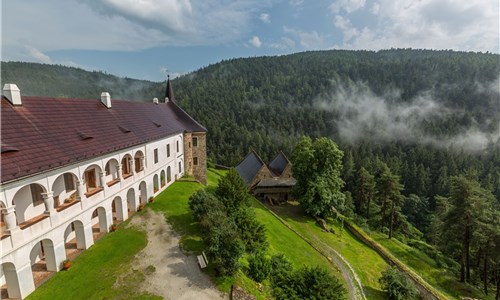 Šumavské toulky za historií, hrady a jezery - hrad Velhartice, horní nádvoří, zámek - foto V.Šváb