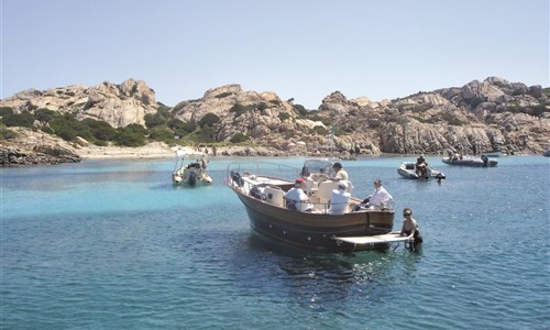 Sardinie, rajský ostrov v tyrkysovém moři - letecky