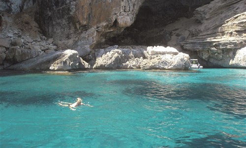 Sardinie, rajský ostrov v tyrkysovém moři - autobusem